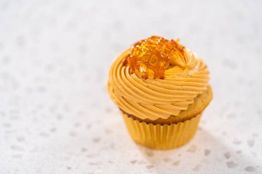 Mutfak tezgahında taze pişmiş dulce de leche cupcake..