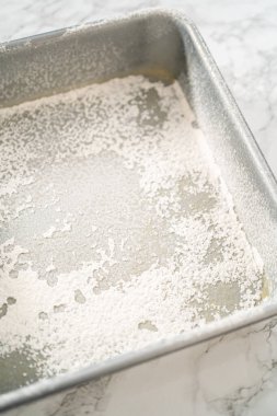 # Şeker pişirmek için metal kareli tencere yağlamak #.