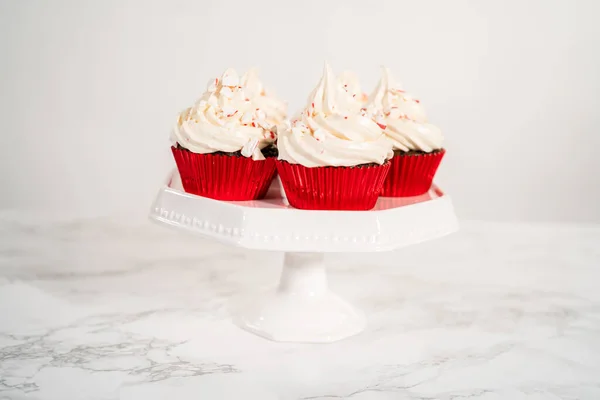 Freshly Baked Chocolate Cupcakes Peppermint Frosting Decorating Crushed Peppermint Candy — Stock Photo, Image