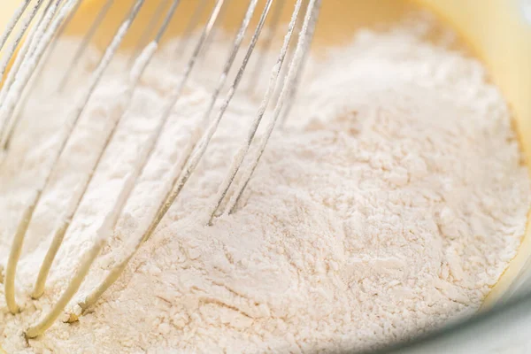 Islak Kuru Malzemelerle Bardakta Çırpma Kabını Karıştırıp Limonlu Haşhaşhaşlı Kek — Stok fotoğraf