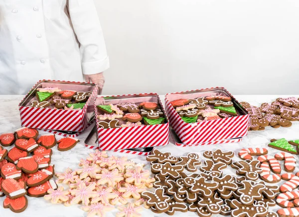 Pakowanie Domowych Różnych Krówki Pierniki Ciasteczka Prezenty Świąteczne Żywności Pudełka — Zdjęcie stockowe