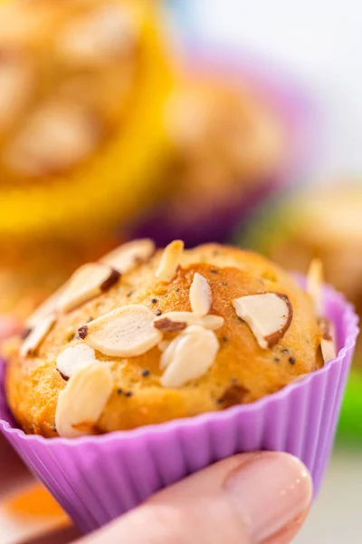 Frisch Gebackene Zitronenmohn Muffins Garniert Mit Mandelsplittern Auf Dem Küchentisch — Stockfoto