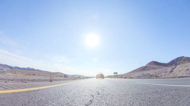 Nevada 'dan Kaliforniya' ya bir yolculuğa çıkmak, 15. Otoyol 'da sürmek, manzaralı manzaralar ve eyaletler arasında heyecanlı bir yolculuk sunuyor..