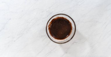 Düz yatıyordu. Islak ve kuru malzemelerle bardakta çırpma kabını karıştırıp naneli kek pişirmek..