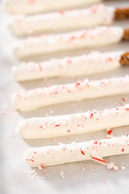 Ev yapımı çikolata kaplı çubuk çubuklar parşömen kağıdıyla kaplı bir kabın üzerinde kurutuluyor..