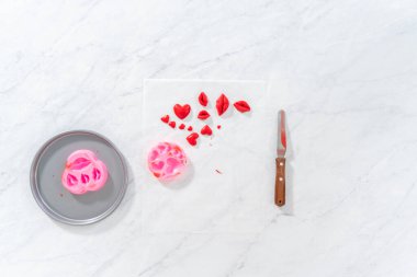 Düz yatıyordu. Çikolata dudakların ve kalp şeklinde çikolataların tozunu alıyorum. Sevgililer Günü için üzerinde düzenlenebilir simler var..