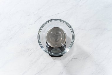 Düz yatıyordu. Fırında pişmiş patates. Mutfak terazisinde cam bir kasede çiğ patates ölçüyorum..