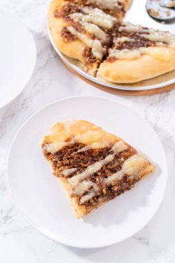 Krem peynirli taze tarçınlı tatlı pizza..