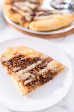 Krem peynirli taze tarçınlı tatlı pizza..