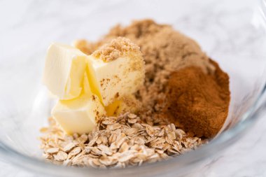 Tarçın kırıntılarını hazırlamak için büyük bir bardakta karışımı karıştırıyorum..