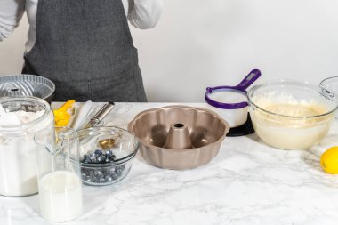 Dikkatli bir şekilde sebze kısaltmayı kek tepsisine uygula, yumuşak, yapışmaz pişirme deneyimini garantiye al.