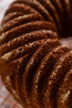 Yeni pişmiş kekin kalıbından ustalıkla çıkarılması pişirme sürecinin heyecan verici sonucuna işaret ediyor..