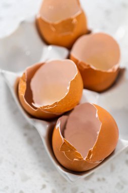 Basit bir vanilyalı kek pişirmek için ıslak malzemeleri küçük bir bardakta karıştırıyorum..