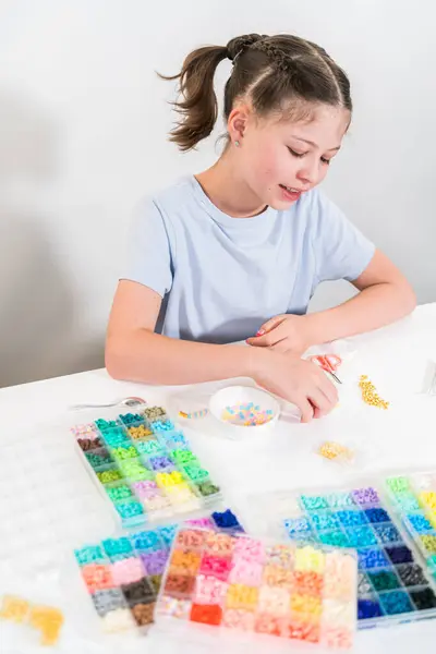 Menina Gosta Crafting Pulseiras Coloridas Com Contas Barro Vibrantes Definido — Fotografia de Stock