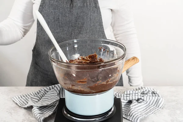 Chocoladechips Andere Ingrediënten Smelten Een Glazen Mengkom Kokend Water Chocoladehazelnootfudge — Stockfoto