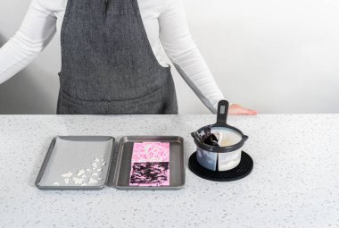 Cadılar bayramı silikon kalıbını eritilmiş çikolatayla doldurup krakerler için çikolata dekoru yapıyorum..