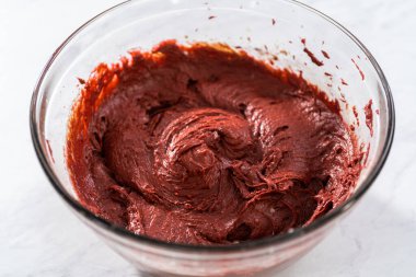 Kırmızı kadife kek ve krem peynir jöleli kek yapmak için büyük bir bardakta karıştırma malzemesi..