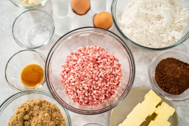 Çikolatalı kurabiyeleri naneli cipsle karıştırmak için bardaktaki ölçülü malzemeler..