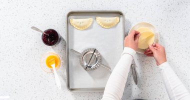 Düz yatıyordu. Böğürtlenli börek yapmak için böğürtlenli turta hamuru dolduruyorum..