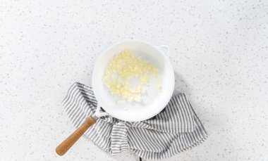 Düz yatıyordu. Yumurta ve tatlı patatesle kahvaltılık börek yapmak için tavada soğan kızartıyorum..