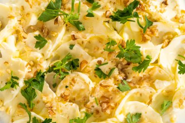 Sebzeli tereyağı tahtası ve tahta kesme tahtasında ekmek..