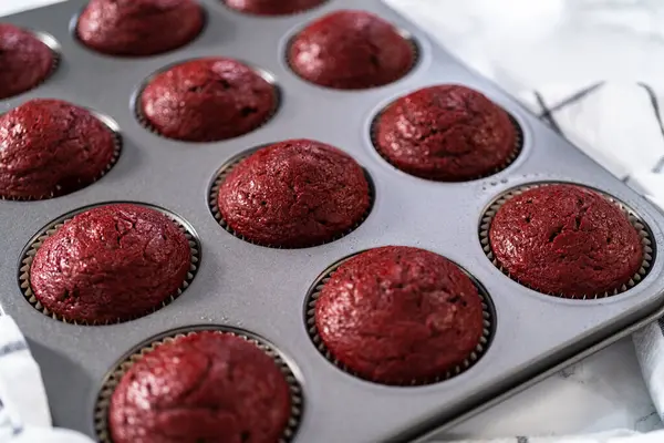 キッチンカウンターで焼きたての赤いベルベットのカップケーキを冷ます — ストック写真