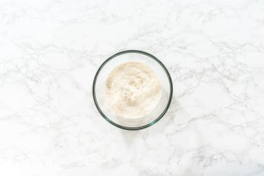 Düz yatıyordu. Kuru malzemelerle bardaktaki çırpma kabını karıştırıp mayasız tarçınlı kek pişirmek..