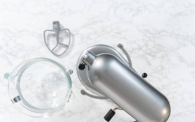 Mini Paskalya ekmeği pişirmek için mutfak mikseri malzemelerini karıştırıyorum..