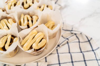 Taze pişmiş mayasız tarçınsız çörekler tarçın dolgulu ve doğranmış cevizli..