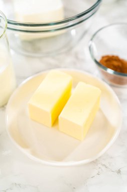 Ölçülen malzemeler tezgahın üzerindeki karıştırma kaselerine konuyor ve kek karışımından nefis bir havuçlu kek yapmaya hazırlanıyor..