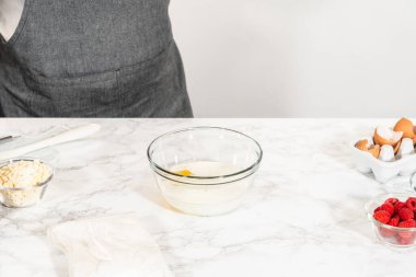 Bir çırpma makinesiyle, ölçülen malzemeler bir araya gelir. Pasta hamurunu bu lezzetli keke hazırlamak için ustalıkla karıştırılır..