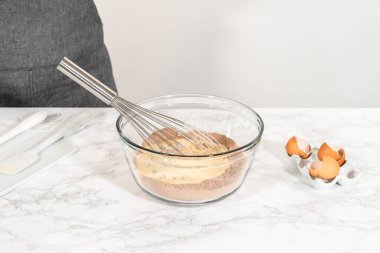 El çırpma makinesiyle, malzemeler cam karıştırma kabında ustalıkla karıştırılarak nefis bir çikolatalı kek elde ediliyor..