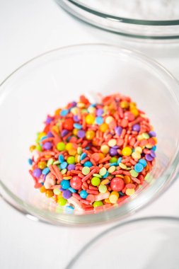 Tek boynuzlu atı sıcak çikolata yapmak için cam karıştırma kaselerinde ölçülmüş malzemeler..