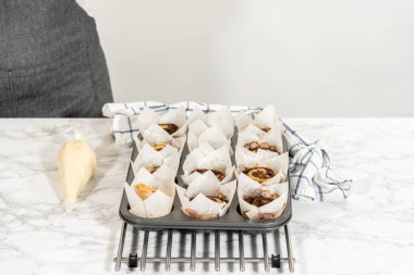 Kaval çantasındaki krem peynirli kremayla mayasız tarçınsız çörekleri süslüyor..