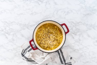 Düz yatıyordu. Hollanda usulü fırında kluski şehriyeli tavuk çorbası pişirmek..