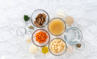 Düz yatıyordu. Kremalı yaban mantarı çorbası hazırlamak için bardaktaki ölçülü malzemeler..