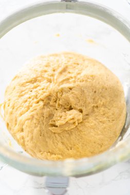 Mini Paskalya ekmeği pişirmek için mutfak mikseri malzemelerini karıştırıyorum..