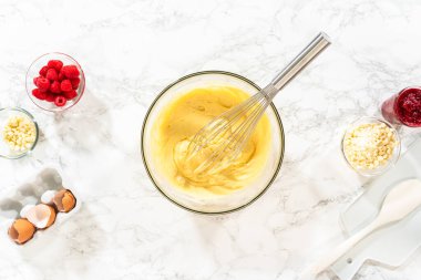 Düz yatıyordu. Bir çırpma makinesiyle, ölçülen malzemeler bir araya gelir. Pasta hamurunu bu lezzetli keke hazırlamak için ustalıkla karıştırılır..