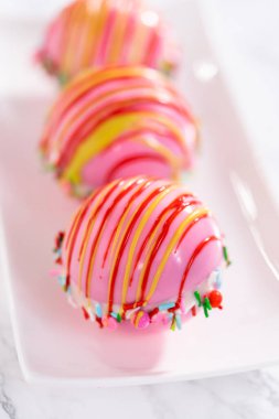 Noel sıcak çikolata bombaları beyaz tabakta.