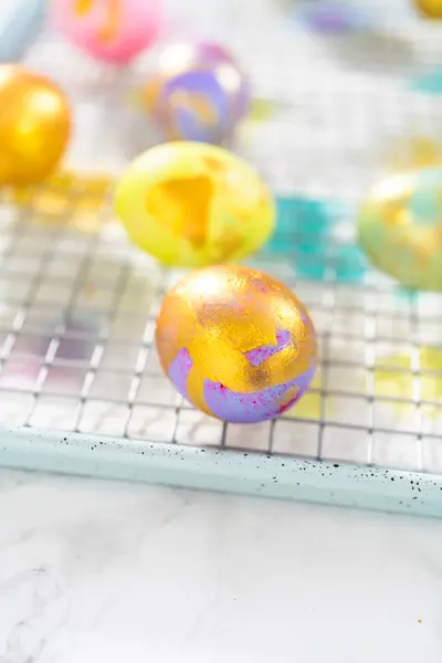 Huevo Pascua Para Colorear Pintura Huevos Pascua Con Lustre Oro —  Fotos de Stock