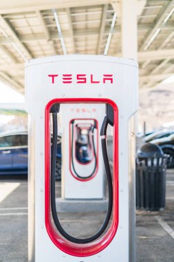 Baker, California, ABD-12 Ekim 2021 - Tesla gün boyunca süperşarj istasyonu.
