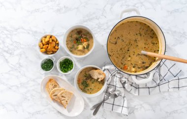 Düz yatıyordu. Kurutulmuş yaban mantarından yapılmış kremalı mantar çorbası sunuyorum. Beyaz kaselerde mayalı ekmek ile birlikte..