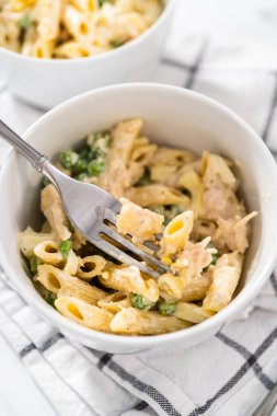 Beyaz seramik kaselerde tavuklu makarna salatası..