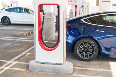 Baker, California, ABD-12 Ekim 2021 - Tesla gün boyunca süperşarj istasyonu.