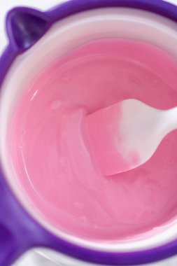 Çikolata, sıcak çikolata bombaları hazırlamak için bir şeker tenceresinde erir..