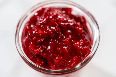 Taze yapılmış ahududu keki dikkatlice cam bir kavanoza doldurulur. Her türlü tatlıya meyveli bir tat katmak için kullanılmaya hazırdır..