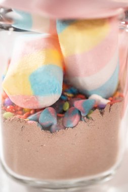 Yemek hediyesi olarak mason kavanozunda tek boynuzlu at sıcak çikolatası yapıyorum..