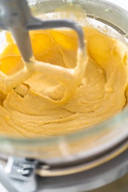 Mini Paskalya ekmeği pişirmek için mutfak mikseri malzemelerini karıştırıyorum..