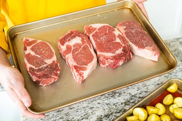 Gelegen Een Moderne Witte Keuken Een Doorgewinterde Rib Eye Steak — Stockfoto