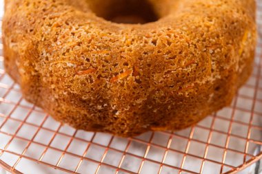 Yeni pişmiş havuçlu kek mutfak tezgahında serinlemek için bırakılır, havayı enfes aromalarla doldurur..